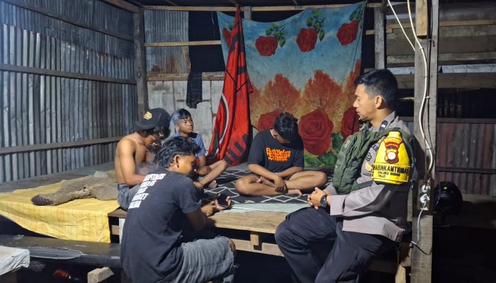 Waspada Titik Rawan: Bhabinkamtibmas Lakukan Pemantauan di Kampung Pacceklang
