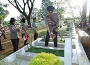 Polrestabes Makassar Gelar Ziarah Rombongan dan Tabur Bunga di TMP Panaikang Sambut Hari Bhayangkara ke-80