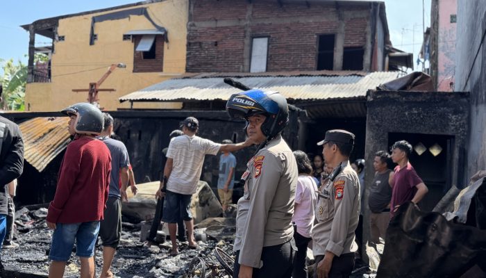 Warga dan Damkar Bersama Padamkan Api di Jl. Ir. Juanda II