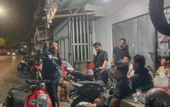 Bhabinkamtibmas Polsek Rappocini Berikan Himbauan Kamtibmas kepada Kumpulan Pemuda di Bonto Makkio