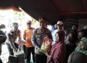 Kapolrestabes Makassar Serahkan Bantuan Kapolda Sulsel kepada Korban Kebakaran