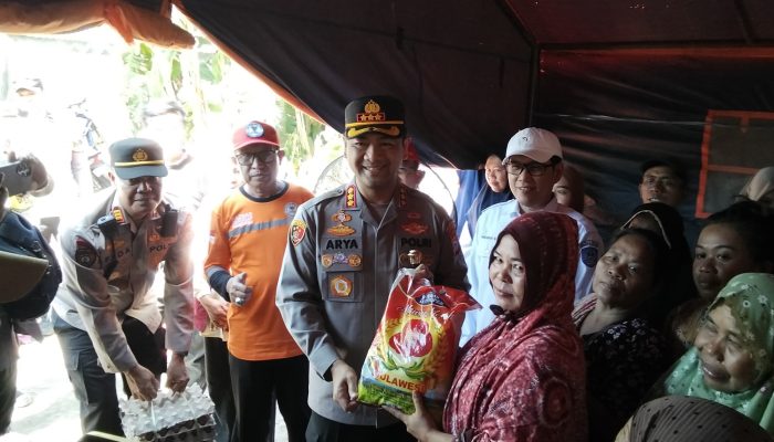 Kapolrestabes Makassar Serahkan Bantuan Kapolda Sulsel kepada Korban Kebakaran