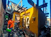 Tim INAFIS Polrestabes Makassar Olah TKP Kebakaran di Jalan Kandea