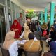 Pantau Pembagian Beras Bulog, Bhabinkamtibmas Mangasa Pastikan Penyaluran Berjalan Aman dan Tertib