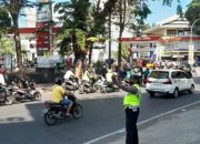 Antrean Panjang Kendaraan, Unit Lantas Polsek Ujung Pandang Mengatur Arus Lalu Lintas di Depan SPBU