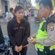 Tertibkan Arus Lalu Lintas, Unit Lantas Polsek Bontoala Tegur Pengendara yang Melanggar