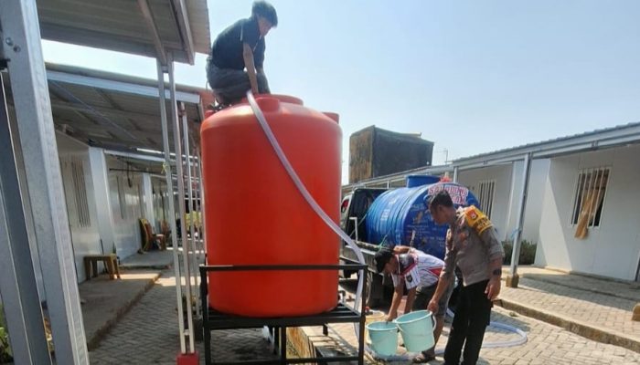 Wujud Kepedulian Polri, Bhabinkamtibmas Untia Bantu Warga Kampung Nelayan dengan Pasokan Air Bersih