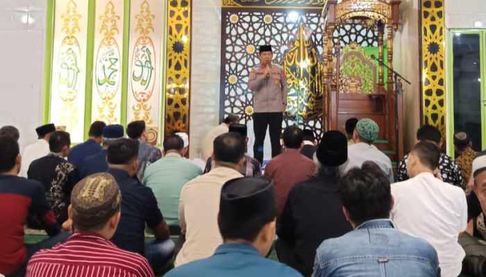 Safari Jumat di Masjid An-Nur, Kapolsek Ujung Pandang Titip Pesan Kamtibmas kepada Jamaah