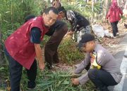 Bhabinkamtibmas Karunrung Bersama 3 Pilar Turun Langsung Kerja Bakti
