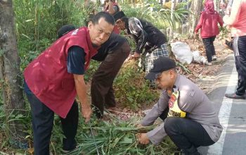 Bhabinkamtibmas Karunrung Bersama 3 Pilar Turun Langsung Kerja Bakti