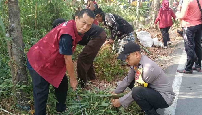 Bhabinkamtibmas Karunrung Bersama 3 Pilar Turun Langsung Kerja Bakti
