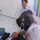 Polwan Polsek Biringkanaya Berikan Penanganan Awal kepada Operator SPBU yang Pingsan Akibat Kelelahan