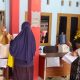 Kawal Penyaluran Bantuan, Bhabinkamtibmas Polsek Rappocini Pantau Pembagian Beras PKH di Banta-Bantaeng