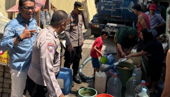 Kemarau Melanda, Kapolsek Bontoala Koordinasi PDAM Salurkan Bantuan Air Bersih untuk Warga
