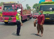 Personel Lantas Polsek Biringkanaya Tertibkan Antrean BBM untuk Urai Kepadatan Lalu Lintas