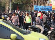 Polisi Urai Kemacetan di depan Unhas